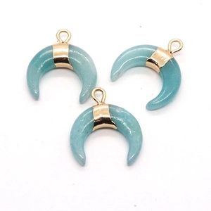 Lot de trois pendentifs lune en opale bleu clair avec anneaux dorés pour bijoux