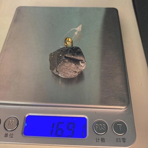 Detailansicht der Waage für unregelmäßigen schwarzen Naturstein-Anhänger mit 16,9g Gewicht