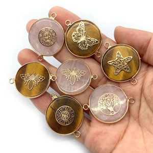 Ronde hangers van tijgeroog en rozenkwarts met gouden bijen- en vlindermotieven