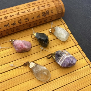 Unregelmäßige Natursteinanhänger mit vergoldeten Verschlüssen für DIY-Schmuck