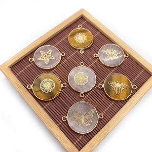 Set van 7 ronde hangers van natuurlijke tijgeroog en rozenkwarts met gouden metalen rand