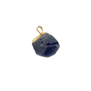 Unregelmäßiger dunkelblauer Naturstein-Anhänger mit vergoldetem Metallverschluss