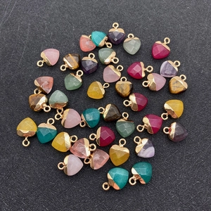 Facettierte herzförmige Natursteinanhänger mit vergoldeten Kanten für DIY-Schmuck