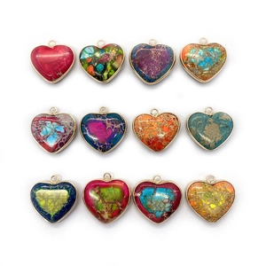 Pendentifs cœur en pierre naturelle avec bordure dorée en lot de 12 pièces assorties