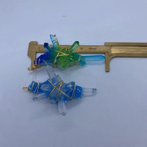 Dettaglio macro di ciondoli in cristallo avvolti a mano misurati con un calibro