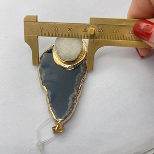 Detailweergave van de 35 mm breedtemeting van de natuurlijke agaatsteen hanger met goud