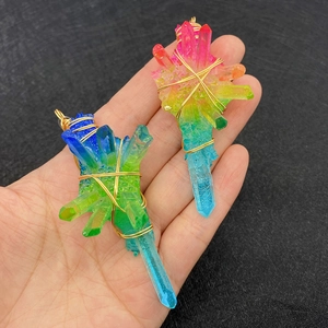 Pendente in cristallo colorato avvolto a mano con filo dorato per creazioni di gioielli
