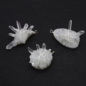 Drie onregelmatige natuurlijke witte kristallen hangers met zilveren draadwikkeling