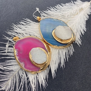 Onregelmatige druzy agaat hangers met gouden plating en kristal op een veer