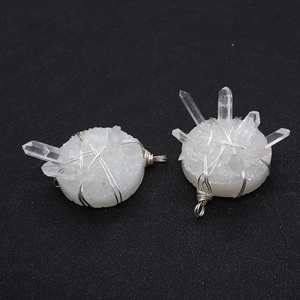Detail van handgemaakte witte kristallen hangers met zilveren draadwikkeling