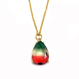 Détail du pendentif en cristal facetté avec dégradé vert, jaune et rouge vif