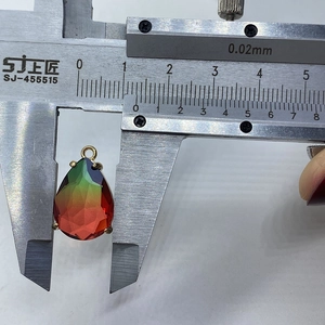 Misurazione di un ciondolo in cristallo a goccia da 13 mm con bordo dorato e sfumatura