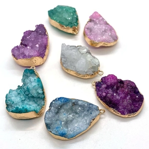 Pendentifs en druzy naturelle multicolore en forme de goutte avec bordure plaquée or