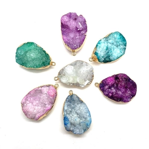 Lot de 7 pendentifs en cristal goutte irrégulière avec bordure élégante en métal doré
