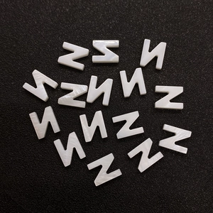 Λήψη macro από φυσικές πέρλες σε σχήμα γράμματος Ν για DIY κατασκευή κοσμημάτων