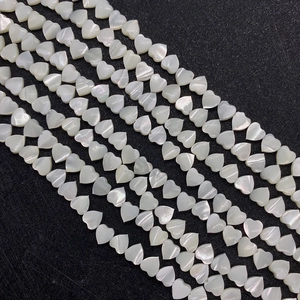 Perline di conchiglia naturale a forma di cuore con lucentezza perla per gioielli fai da te