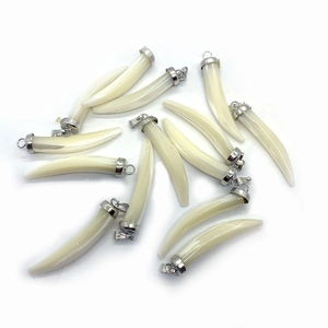 Natural sea shell chili shape pendants with silver metal clasps for DIY jewelry making