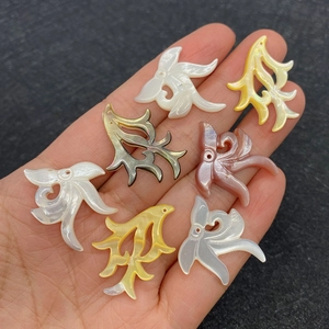 Natuurlijke parelmoer hangers in bloemvorm voor DIY kettingen en oorsieraden maken