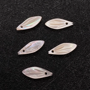 Set of 5 natural mother of pearl shell pendants in rhombus leaf shape with iridescent luster