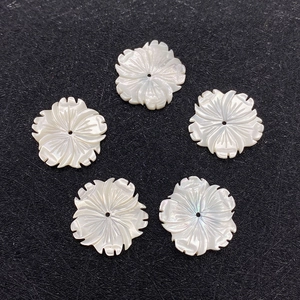 Set mit fünf geschnitzten 20mm Naturmuschel-Blumenanhängern mit Perlmuttglanz für DIY-Schmuck