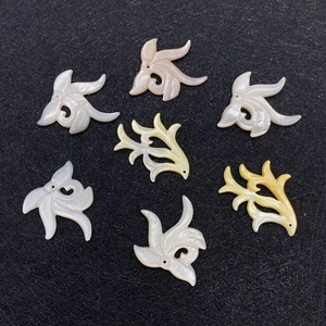 Handgemaakte natuurlijke schelp bloem en veer hangers voor DIY sieraden in mix kleuren