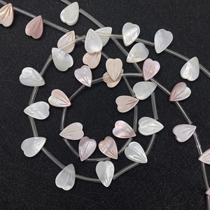 Cuentas de concha natural en forma de pétalo blanco y rosa con brillo para joyas DIY