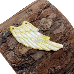 Natürlicher gelber Perlmutt-Flügel-Anhänger mit geschnitzten Federn für DIY-Schmuck