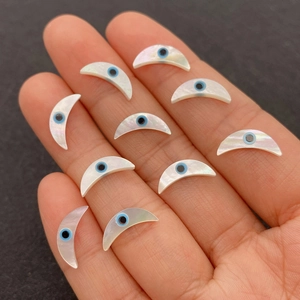 Natürliche Mondsichel-Muschelperlen mit blauem Evil-Eye-Muster für DIY-Schmuck