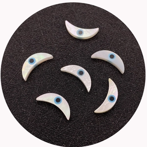 Natürliche Mondsichel-Muschelperlen mit Evil Eye Muster für DIY Schmuck