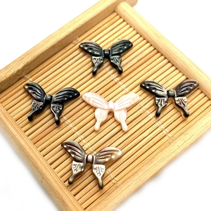 Pendentifs papillon naturels en nacre noire et blanche pour la création de bijoux DIY