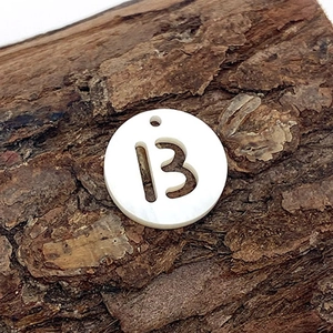 Pendentif rond en coquillage naturel avec lettre B évidée pour création de bijoux