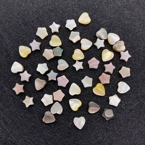 Perline di conchiglia naturale a forma di stella e cuore con lucentezza iridescente