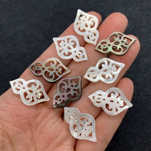 Handgefertigte hohle Flammenblatt-Muschelanhänger in Perlmuttdesign für DIY-Schmuck