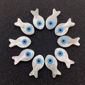 Fischförmige Muschelperlen mit Evil Eye Muster für DIY Schmuckherstellung 10 Stück