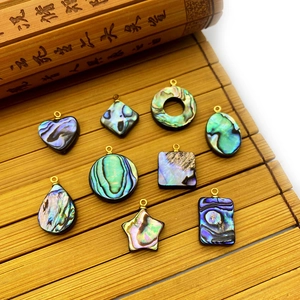 Détails de divers pendentifs en nacre d'abalona naturelle avec anneaux dorés pour bijoux