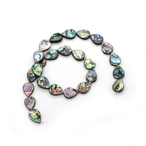 Natuurlijke abalone schelp druppelkralen met regenboogglans op een witte achtergrond