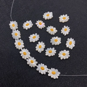 Dettaglio macro di perle a margherita bianca in conchiglia per creazione gioielli DIY