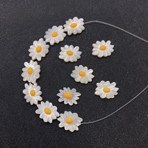 Macro di perline a margherita 10x12mm con petali bianchi e centri gialli lucidi