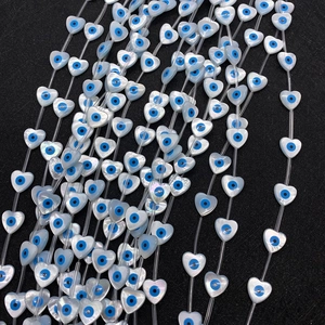 Primer plano de cuentas de concha de corazón de ojo turco para joyería artesanal