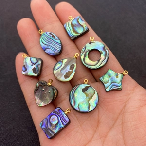 Pendentifs en nacre d'abalone naturelle de formes variées avec attaches dorées