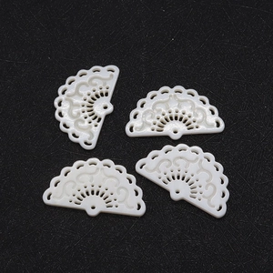 Pendentif en nacre naturelle en forme d'éventail sculpté ajouré pour création de bijoux