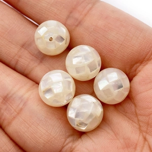 Vue macro de perles en nacre naturelle mosaïque ronde avec reflets irisés pour la création