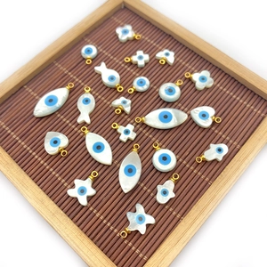 Pendentifs en nacre naturelle avec motifs œil bleu, formes variées et anneaux dorés