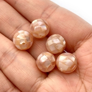 Détail macro de perles en nacre naturelle 8x14mm avec finition mosaïque irisée faite main