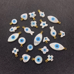 Pendentifs en nacre blanche naturelle avec motif œil bleu et anneaux dorés