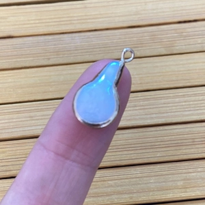 Ciondolo in perla d'acqua dolce barocca irregolare con riflessi blu a forma di goccia