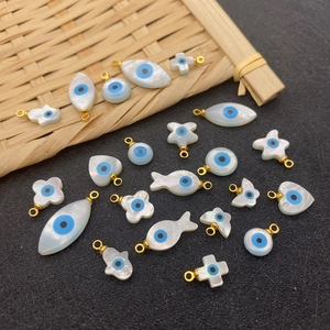 Pendentifs œil protecteur en nacre naturelle avec anneaux dorés formes assorties
