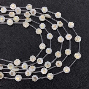 Natuurlijke witte schelpkralen met gouden levensboom en hand van Fatima voor DIY-sieraden