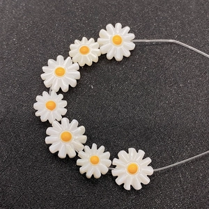 Dettaglio macro di perle a margherita bianca per la creazione di gioielli fai-da-te