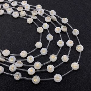 Natuurlijke witte schelp kralen 8mm met gouden religieuze symbolen voor sieraden